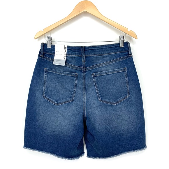 Nine West Mid Rise Bermuda Medium Wash Jean Shorts With Raw Fringe Hem New Nwt - Picture 2 of 16